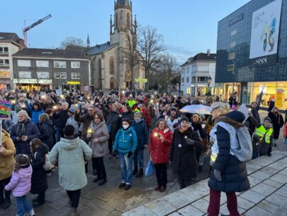 Voller Erfolg: Erster Infostand und Lichterkette