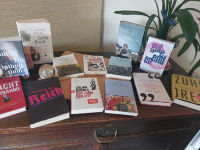 2ter Büchertisch bei OMA Anja